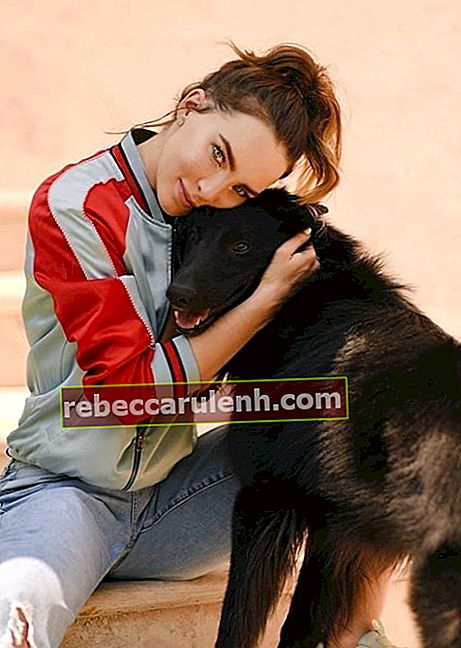 Belinda Peregrín auf einem Foto, das im Mai 2019 mit ihrem Hund aufgenommen wurde