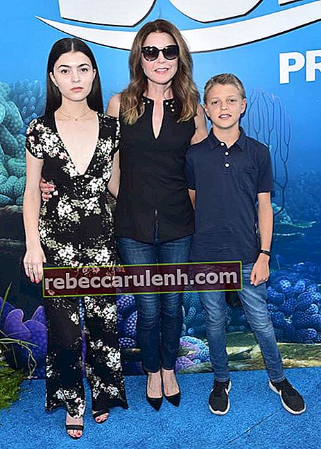 Джейн Лийвс със сина си и дъщеря си на премиерата на „Намирането на Дори“ през юни 2016 г.