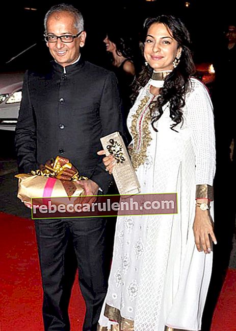 Juhi Chawla comme on le voit sur une photo avec son mari Jay Mehta à la fête du 40e anniversaire de Karan Johar, tenue à Taj Lands End, Mumbai en mai 2012