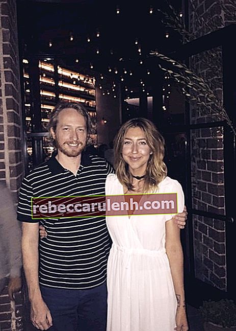 Heidi Gardner sur une photo avec son mari Zeb Wells en août 2016