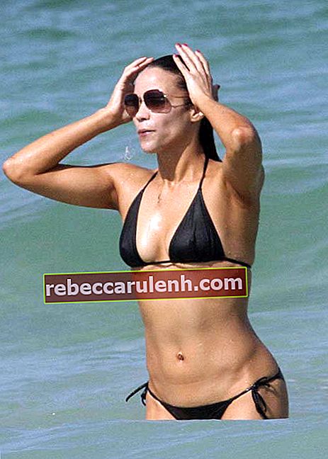 Пола Патън в бикини на плажа Маями, Флорида през юли 2010 г.