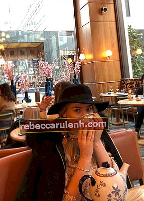 Бетани Лили Април, както се вижда, докато се наслаждава на чая си в Aquavit London през януари 2018 г.