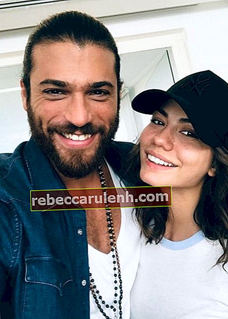 Can Yaman si fa un selfie con la fidanzata Demet Özdemir nell'ottobre 2018