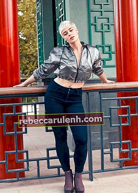 Stefania Ferrario posa per un servizio fotografico per C-Heads Magazine a luglio 2017