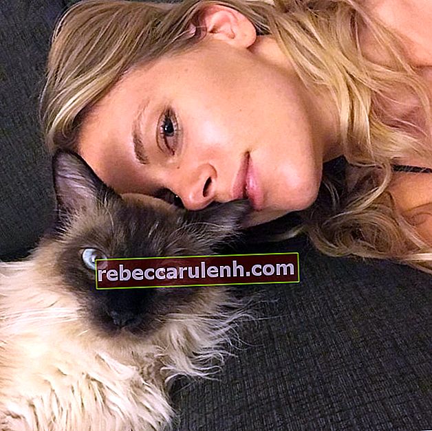 Chrissy Blair in una foto con il suo gatto il 14 agosto 2017 