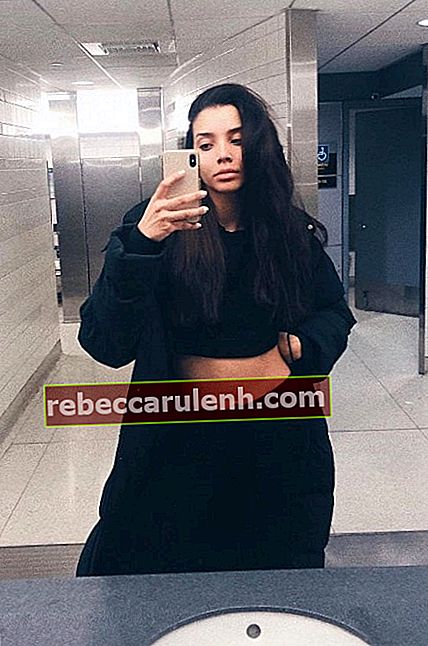 Nickayla Rivera comme on le voit en cliquant sur un selfie miroir à l'aéroport international John F.Kennedy en février 2020
