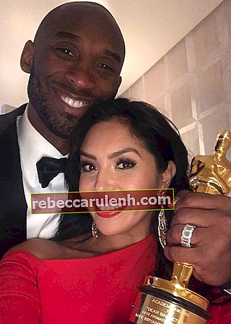 Kobe Bryant avec sa femme Vanessa Laine Bryant tenant un Oscar en 2018