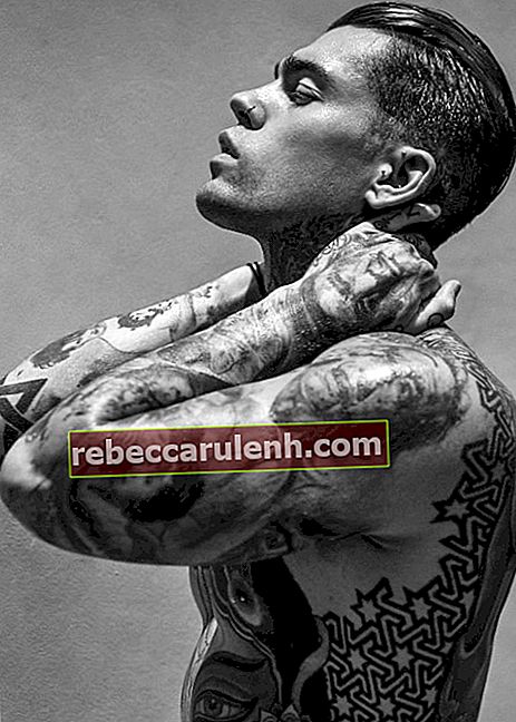 Stephen James pokazujący swoje wspaniałe tatuaże na zdjęciu w październiku 2018 roku