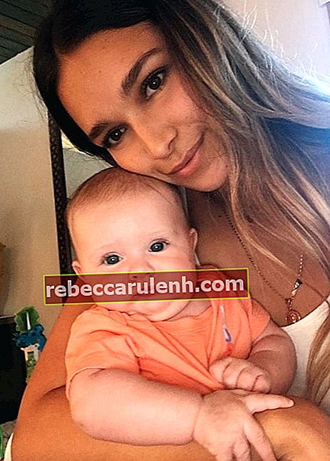 April Love Geary in un selfie con sua figlia nel luglio 2018
