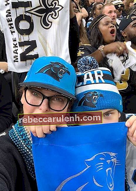 Linda brandissant un drapeau des Panthers de la Caroline avec son fils Augustin James lors de leur match contre les New Orleans Saints en décembre 2018