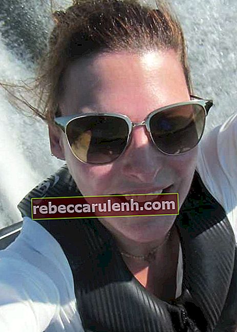 Linda Evangelista prenant un selfie en jet ski dans le lac Rosseau, Canada en juillet 2015