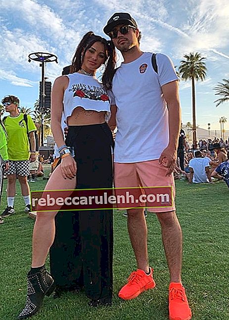 Kayla Fitz mentre posa con Alan Ampudia a Coachella, California, nell'aprile 2019