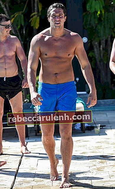 Lewis Bloor ohne Hemd am Pool in Marbella