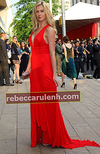 Ireland Baldwin en robe rouge