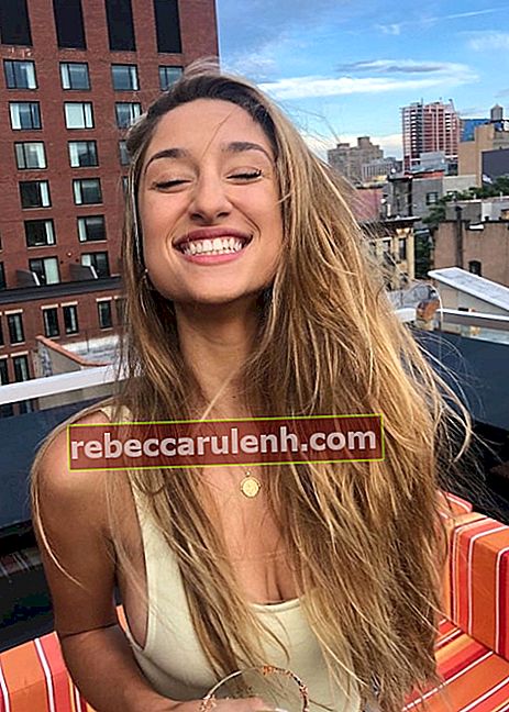 Savannah Montano vista mentre sorrideva ampiamente per la telecamera a New York City, New York, Stati Uniti nel giugno 2019
