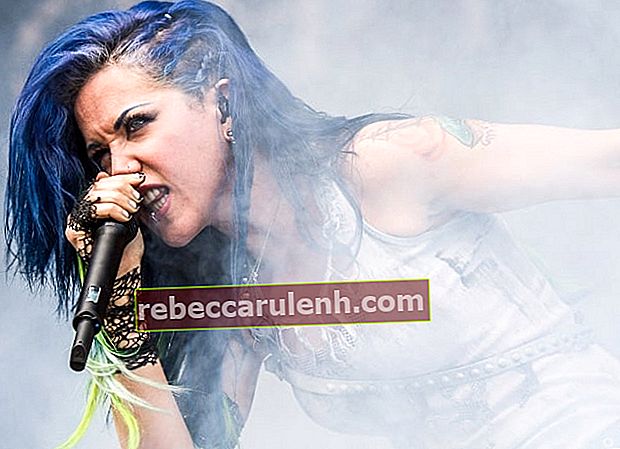 Alissa White-Gluz mentre si esibisce con 'Arch Enemy' al Nova Rock 2014