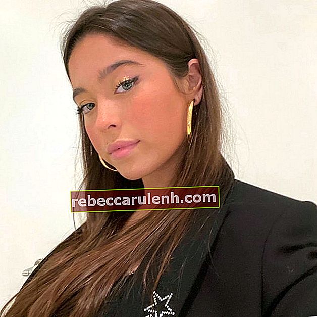 Lola Grace Consuelos vue en prenant un selfie en février 2020