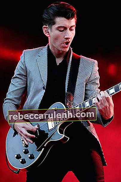 Алекс Търнър по време на наградите Brit Awards 2014