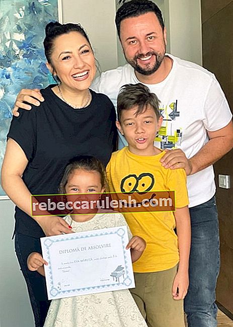 Andra, wie auf einem Foto zu sehen, das im Juli 2020 mit ihrem Ehemann Cătălin Măruță und ihren Kindern David und Eva aufgenommen wurde