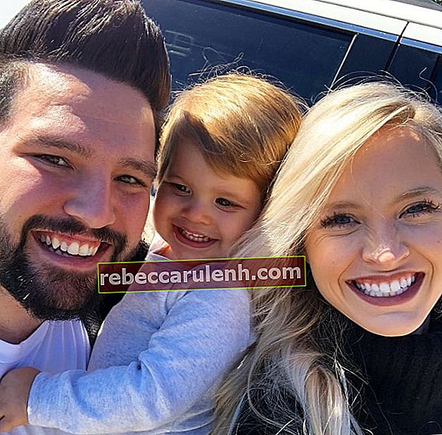 Shay Mooney souriant dans un selfie aux côtés de sa famille en octobre 2018