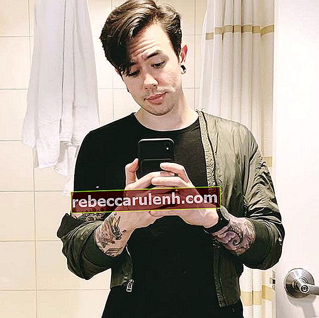 NateWantsToBattle dans un selfie de salle de bain en avril 2019