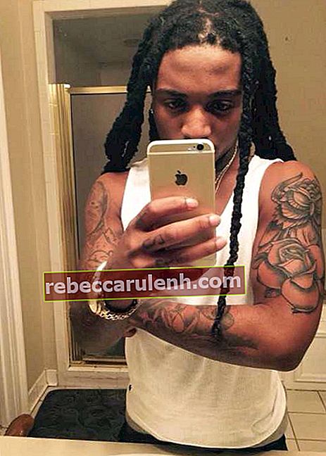 Il rapper Jacquees in un bagno Selfie che mostra i suoi tatuaggi sul corpo