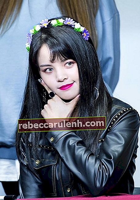 Сорн, как видно, когда она позирует для фотографии в магазине Youngpoong Bookstore Gangnam Station Store Fan Sign Event, 3 марта 2018 г.