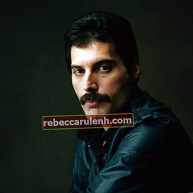 Freddie Mercury posiert für ein Model-Fotoshooting