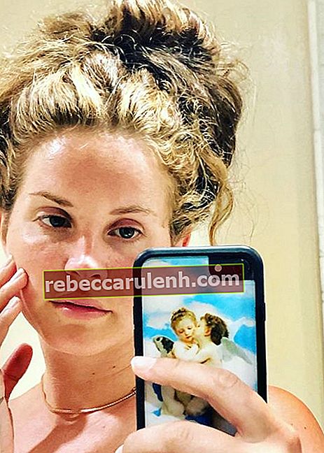 Lana Del Rey in un selfie che mostra i suoi capelli in un selfie nel maggio 2020
