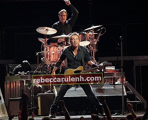 Bruce Springsteen lors d'un concert avec Max Weinberg à l'arrière en août 2008