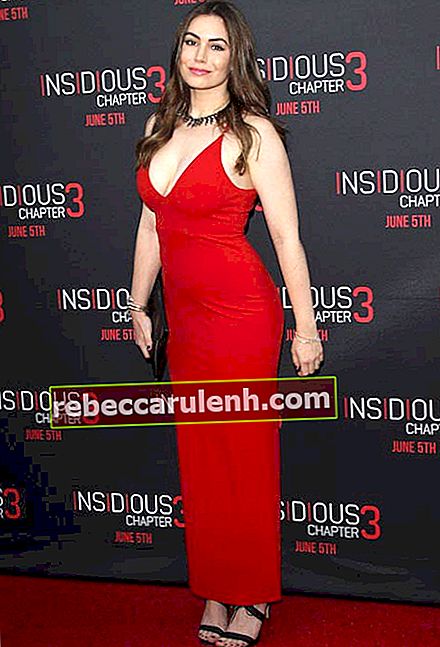 Софи Симънс на премиерата на американско-канадския филм за свръхестествено, Коварна глава 3 през юни 2015 г.