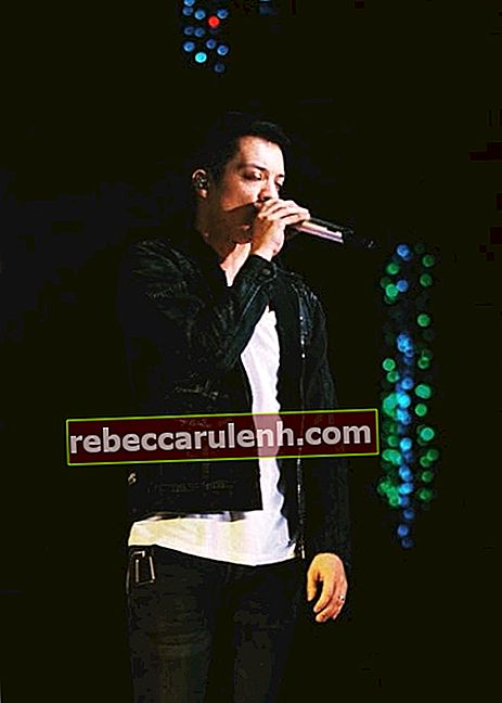 Bamboo Mañalac, както се вижда на снимка, направена по време на концерт на 21 ноември 2015 г.