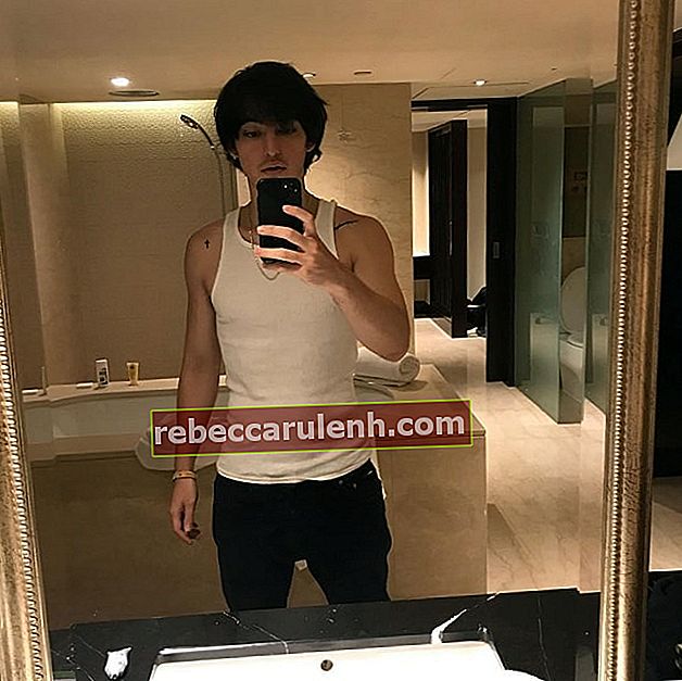 Joji vu en prenant un selfie au miroir en août 2019