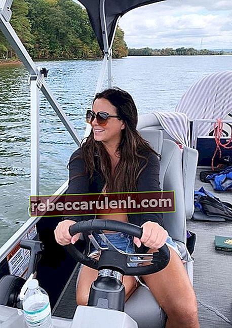 Сара Эванс хорошо проводит время на озере в октябре 2020 года