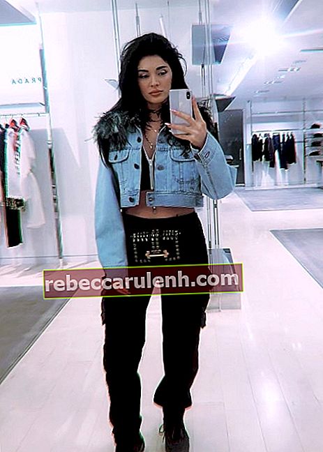 Era Istrefi w lustrzanym selfie podczas zakupów w Nowym Jorku w czerwcu 2018 roku