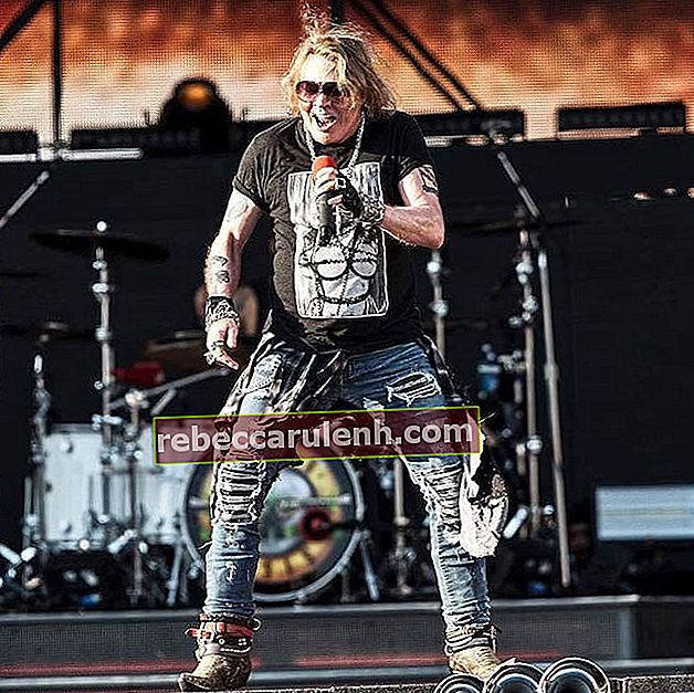 Axl Rose von Guns N 'Roses gibt während eines Konzerts eine Aufführung