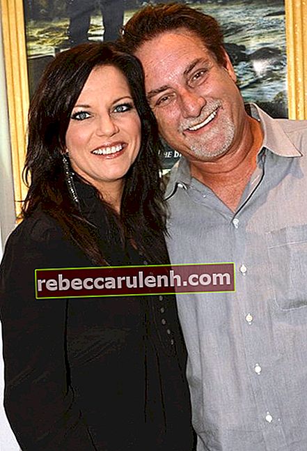 Мартина Макбрайд и съпругът му продуцент Джон Макбрайд присъстват на премиерата "The Ringmaster General" на 22 август 2012 г. в Нешвил, Тенеси