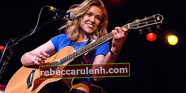 Rachel Platten spielt Gitarre bei Showbox im Februar 2015