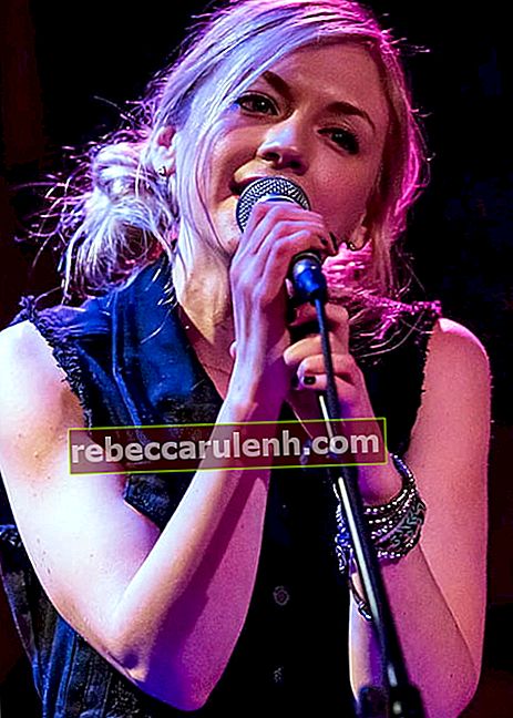 Emily Kinney durante una performance al Rockwood Music Hall nel febbraio 2014