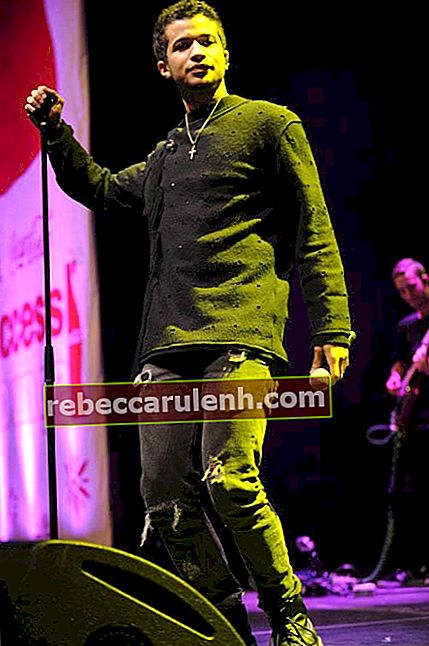 Джордан Фишър, изпълняващ се по време на събитието Jingle Ball през Z100 през декември 2016 г.