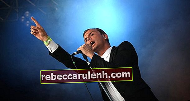 Theo Hutchcraft bei einem Auftritt mit Hurts im Juni 2010