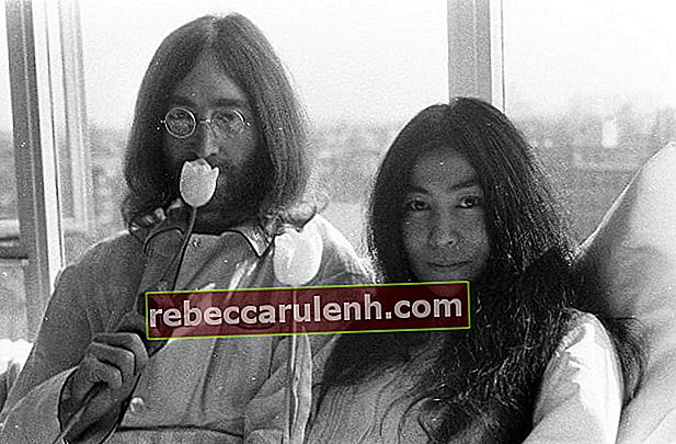 John Lennon na czarno-białym zdjęciu wraz z Yoko Ono w marcu 1969 roku