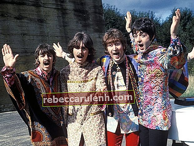 John Lennon (trzeci od lewej), jak widać na zdjęciu prasowym „The Beatles” podczas Magical Mystery Tour