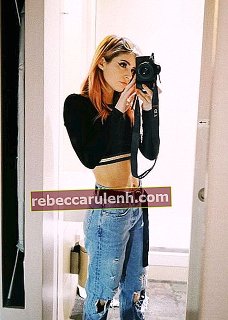 Chrissy Costanza in einem Spiegel Selfie im September 2018