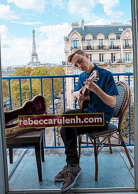 Jon Cozart suona l'ukulele sul balcone nell'ottobre 2016