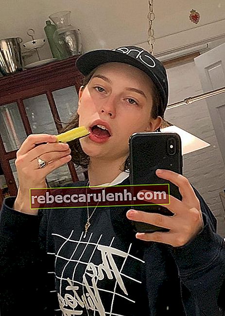 King Princess prenant un selfie miroir tout en dégustant des cornichons en novembre 2018