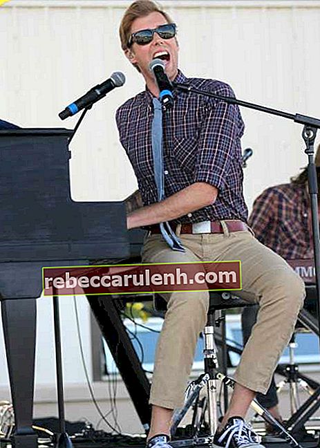 Andrew McMahon si esibisce con la sua band Andrew McMahon nel deserto nel giugno 2015