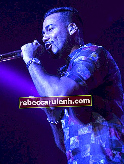 Romeo Santos chante lors d'un concert de Dr Pepper à l'hôtel Fontainebleau le 15 juillet 2015 à Miami Beach, Floride