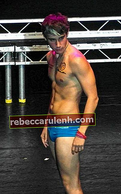 Luke Brooks torse nu lors d'un concert en Australie en 2014
