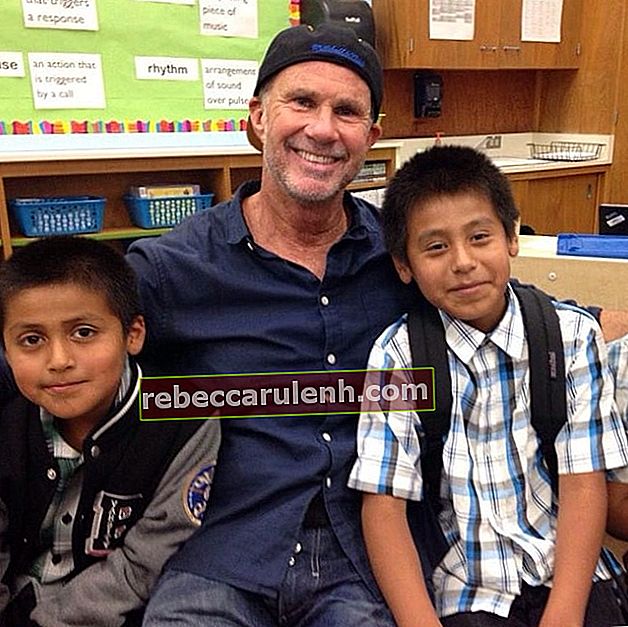 Chad Smith, wie er im November 2014 beim Abhängen mit Studenten der Mary Chapa Academy in Monterey gesehen wurde